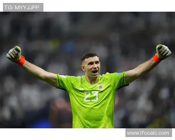 斯卡洛尼的温情一吻:大力神杯上的泪光与传承 斯卡洛尼的温情一吻:大力神杯上的泪光与传承